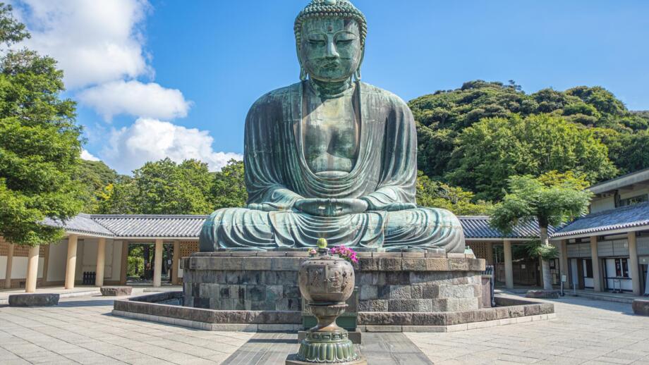 Riesige Stgatue eines Sitzenden Buddha in einem Tempel-Innenhof in Japan