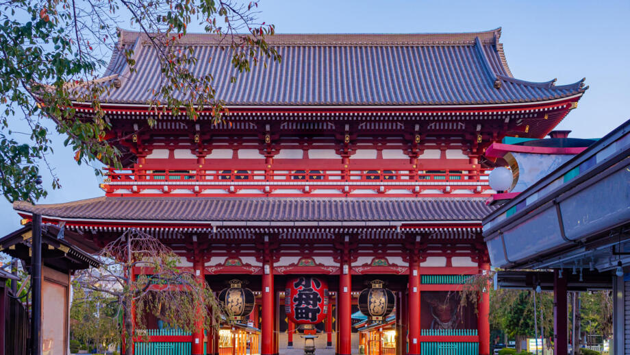 Buddhistischer Pagodentempel mit viel rot im Zentraum von Tokyo