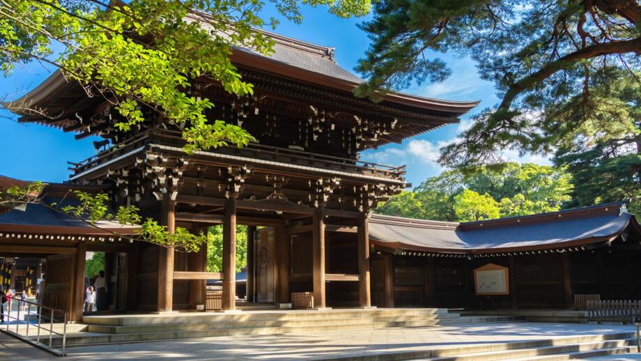 Meiji-Schrein in Tokyo mit Pagodendach und Bäumen