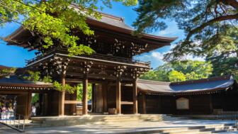 Meiji-Schrein in Tokyo mit Pagodendach und Bäumen