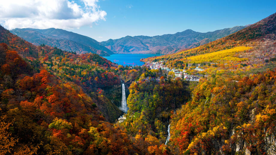 Panorama Aufnahme des Nikko Nationalparks im Herbst mit dem Chuzenji See und Wasserfällen