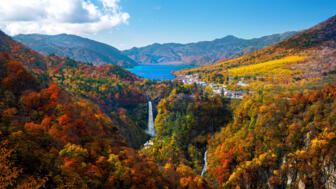 Panorama Aufnahme des Nikko Nationalparks im Herbst mit dem Chuzenji See und Wasserfällen