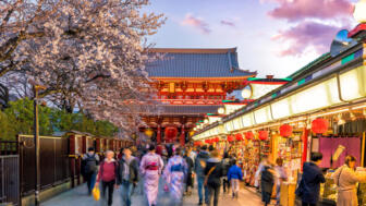 Belebte Einkaufsstraße mit vielen Besuichenden auf dem Weg zum Kannon-Tempel in Tokyo