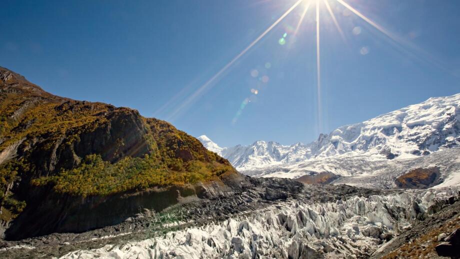 Minapin-Gletscher und Rakaposhi im Karakorum