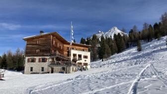 Faneshütte im Schnee