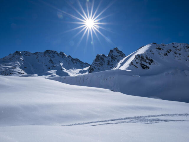 Bergpanorama mit Schnee und Sonnenschein