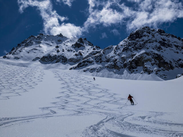 Skifahrer in der Powder Abfahrt