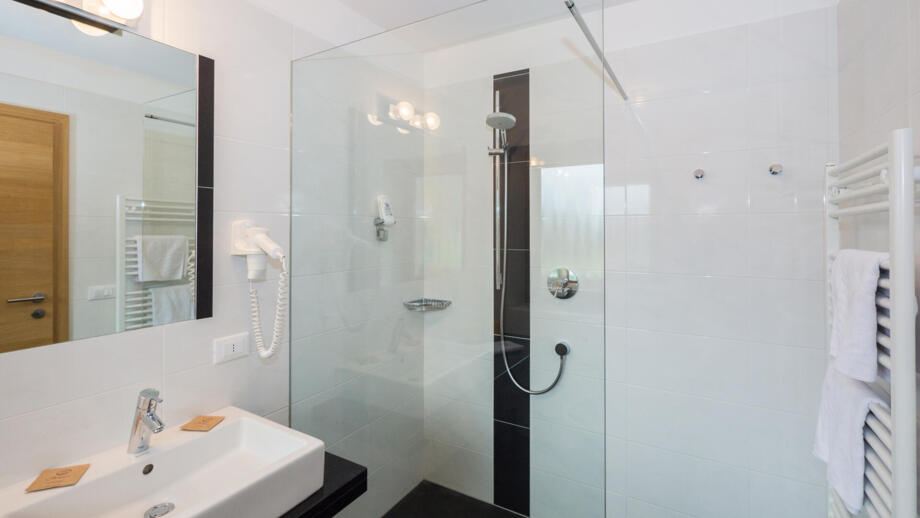 italien-sarntal-hotel-feldrand-zimmerkategorie-laerche-komfort-shsarn-swhsarn-laerche comfort8.jpg