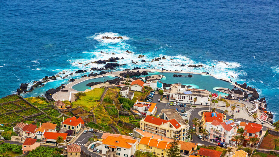 Fischerdorf Porto Moniz auf Madeira mit Meer und Felsschwimmbecken