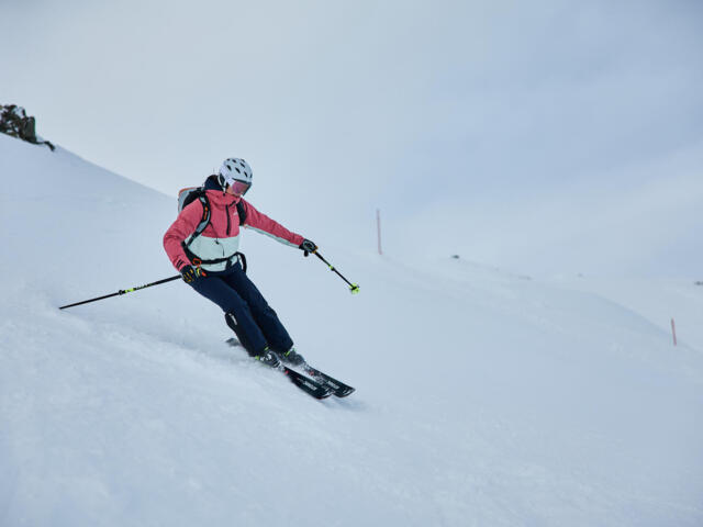Skitourengeherin bei der Abfahrt