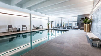 oesterreich-karwendel-innsbruck-shins-hoteligls-csm_pool_d6673ef7cc.jpg