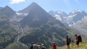 Wandergruppe auf herrlichen Panoramawege