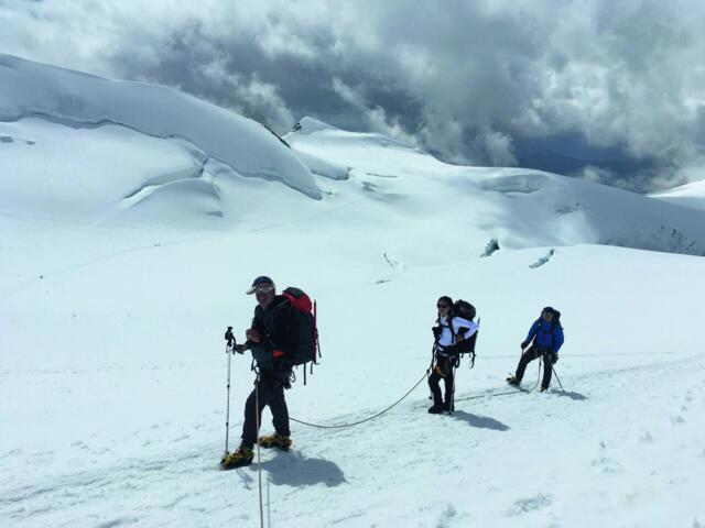 Schneeschuhgruppe am Berg