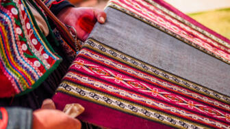 Bunte Webarbeiten in cusco