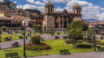 Belebter Platz mit der Kathedrale von Cusco