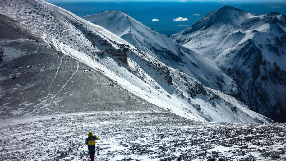 Bergstgeiger am verschneiten Sechstausender Chachani