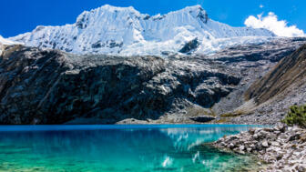 Bergsee und Hängegletscher in der Cordillera Blanca