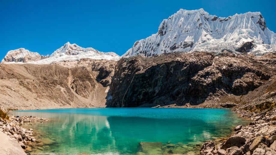 Bergsee und Eisgipfel in der Cordillera Blanca