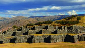 In Sacsayhuaman haben die Inka die Gebäude ausmächtigen Steinquadern errichet, wie man an den Mauern erkennen kann