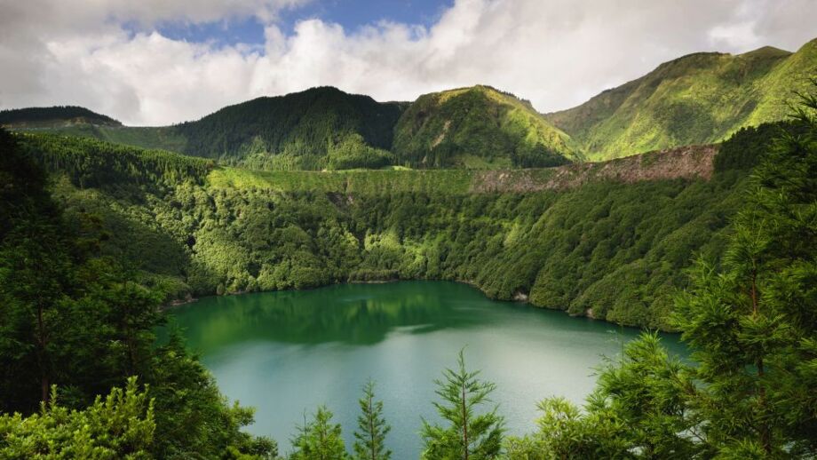 Bergsee Lagoa Fogo in grüner Landschaft