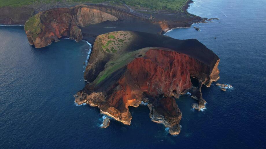 Am Vulkan Capelinhos über der Küste der Insel Faial