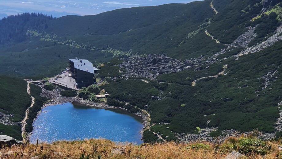 Blick auf Schlesisches Haus und Tatra-Magistrale, Slowakei.jpg