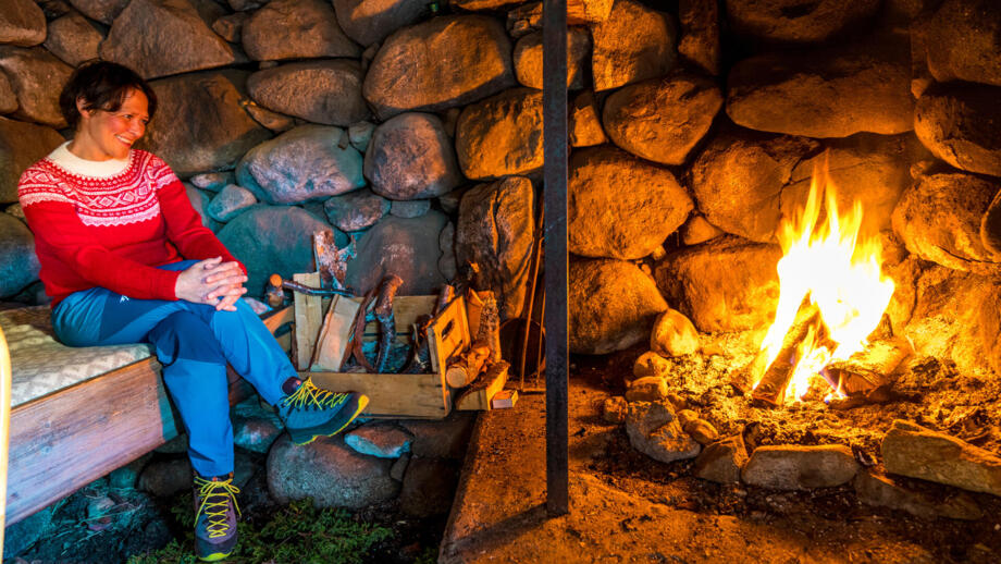 Inside Gjendines hut at Gjendebu.jpg