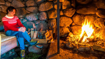 Inside Gjendines hut at Gjendebu.jpg