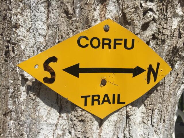 Wegkennzeichnung für den Korfu Trail an einem Baum