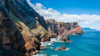Madeira beeindruckt mit schroffen Steilküsten wie bei Ponta de Sao Lourenzo