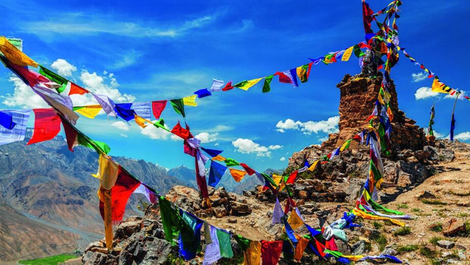 Chörten mit zahlreichen bunten Gebetsfahnen an einem Passübergang in Ladakh