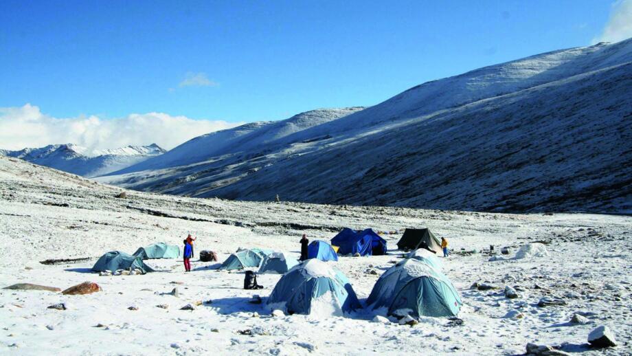 Verschneites Zeltlager auf dem Nimaling-Plateau in Ladakh