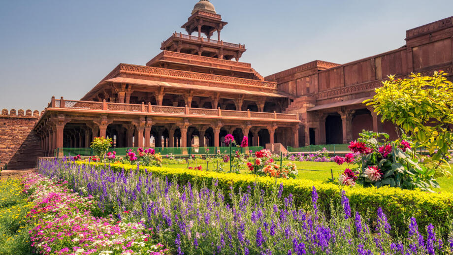 Verlassener Palast von Fatehpur Sikri nach Agra mit grüner Gartenanlage