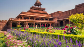 Verlassener Palast von Fatehpur Sikri nach Agra mit grüner Gartenanlage