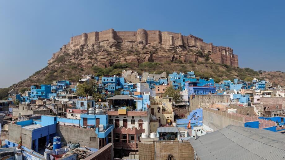 Festung Mehrangarh überder Stadt Jodhpur mit blauen Brahmanenhäusern