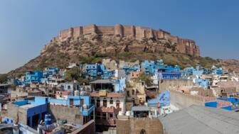 Festung Mehrangarh überder Stadt Jodhpur mit blauen Brahmanenhäusern