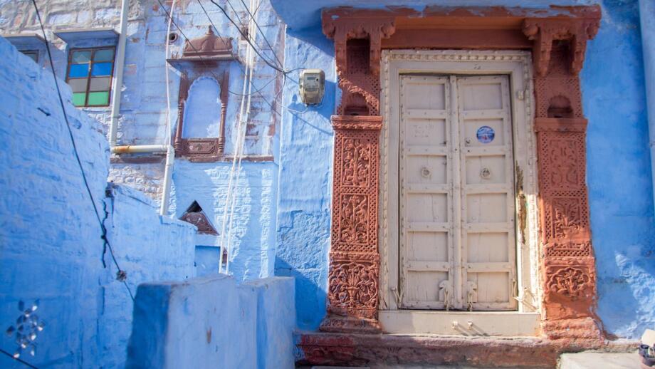 Eingangstür eines blau getünchten Brahmanenhauses in Jodphur in Rajasthan