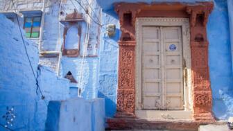 Eingangstür eines blau getünchten Brahmanenhauses in Jodphur in Rajasthan
