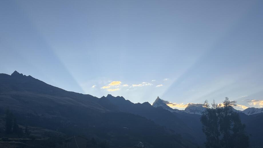Blick auf den Alpamayo mit Lichtstrahlen