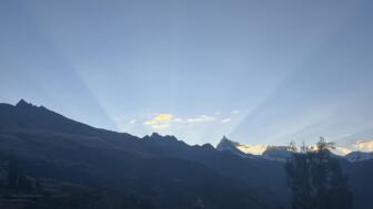 Blick auf den Alpamayo mit Lichtstrahlen