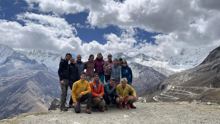 Gruppenfoto von 12 Personen am Llanganuco Pass