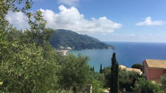 Panoramablick auf eine Bucht auf Korfu