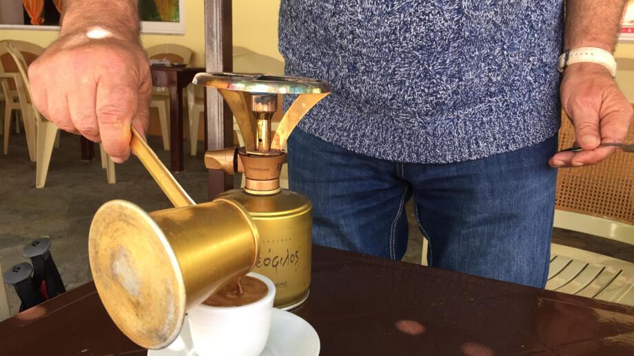 Griechischer Kaffee wird ausgeschenkt