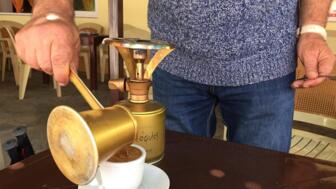 Griechischer Kaffee wird ausgeschenkt