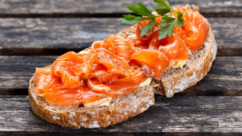 shutterstock_344672939_Lachsbrot.jpg
