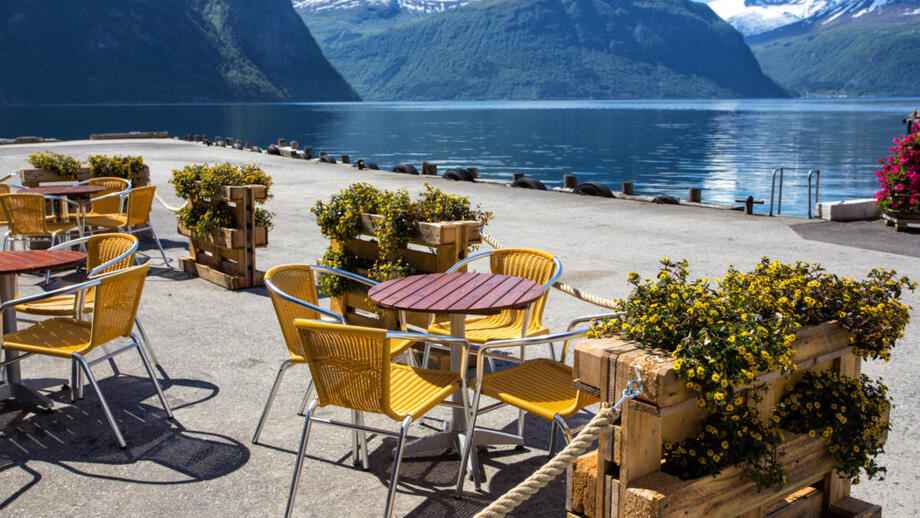 shutterstock_295553858_Cafe.jpg