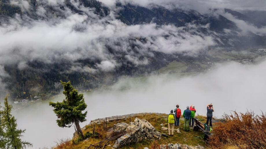 Wandergruppe auf herrlichen Panoramawege