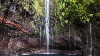 Wasserfall stürzt in Gumpe
