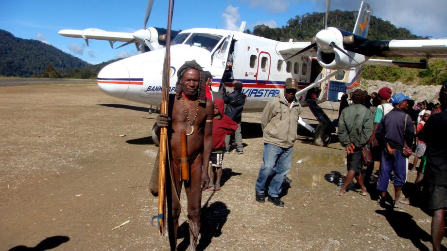 expeditionen-papua-2009-carstensz-pyramide-kultur-tradition-einheimische-einwohner-buschmann-national-bekleidung-sugapa-airport-2300m.jpg