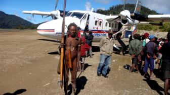 expeditionen-papua-2009-carstensz-pyramide-kultur-tradition-einheimische-einwohner-buschmann-national-bekleidung-sugapa-airport-2300m.jpg